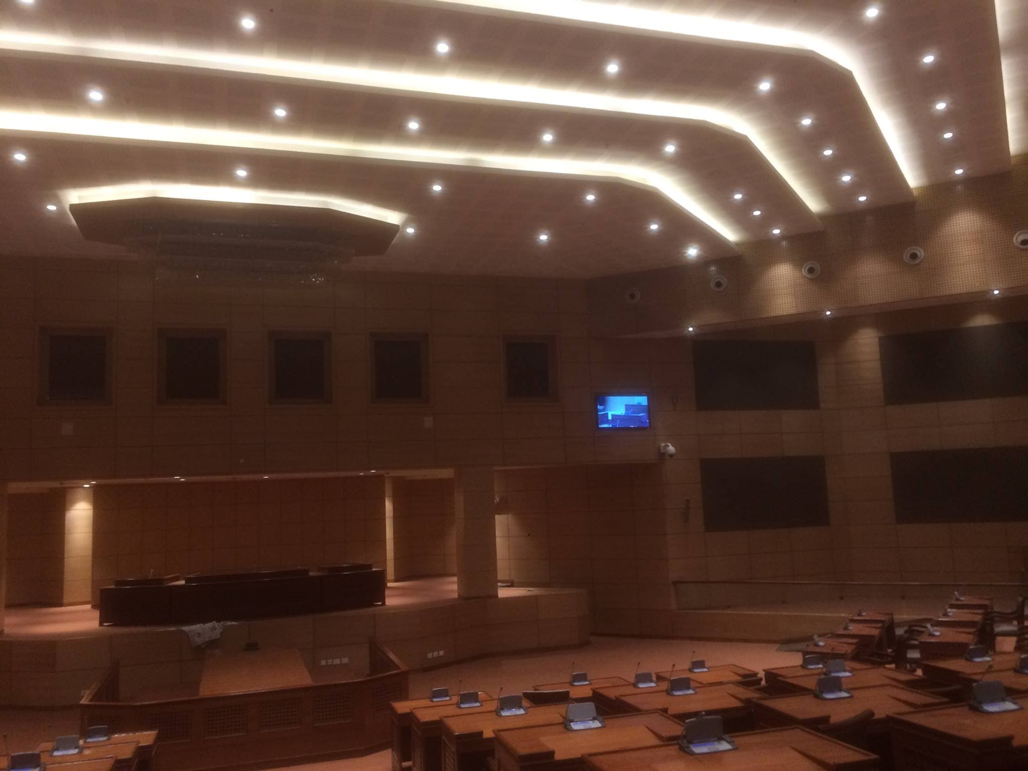 Architectural cove lighting in warm 3000K with paused LED repeater frame